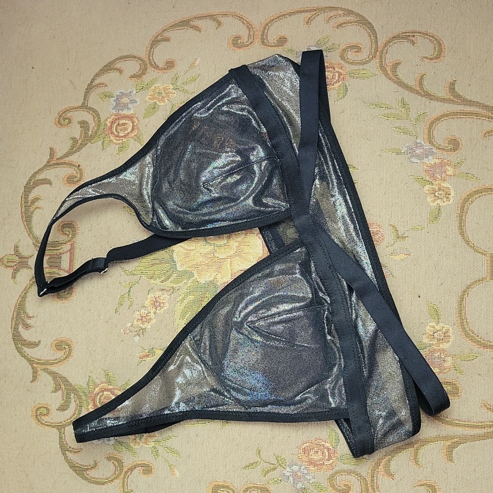 🎁 Victoria's Secret caged metallic bralette